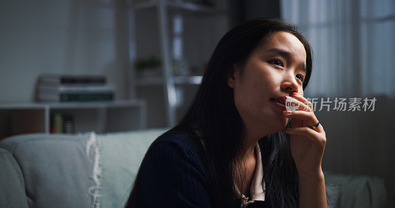 年轻女子因生活问题感到悲伤和沮丧而哭泣。