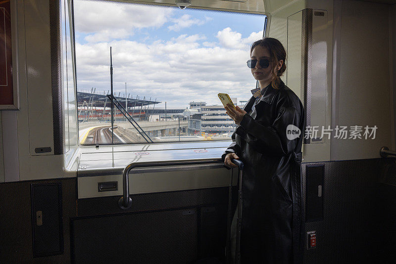 商务女性的出行流动性。戴着墨镜拿着手机的女人在机场候机