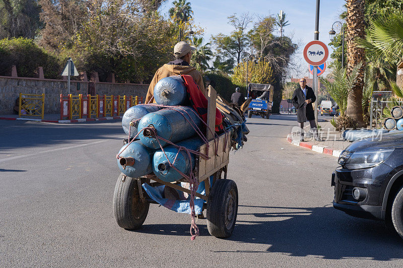 1月3日，在摩洛哥首都马拉喀什，当地居民骑着传统的骡车穿梭在错综复杂的街道上