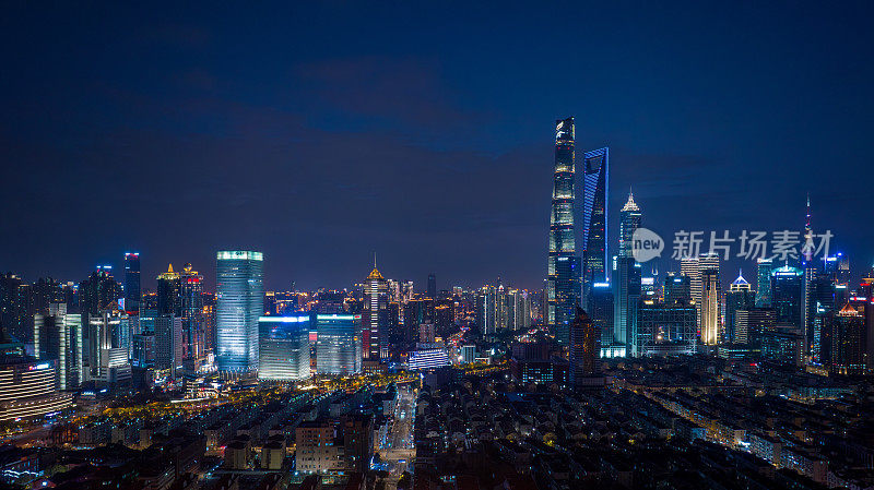 上海是一座高楼林立、发展迅速的城市。