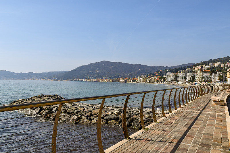 意大利利古里亚萨沃纳，背景是意大利里维埃拉Ponente海岸的Alassio和Laigueglia海滨散步
