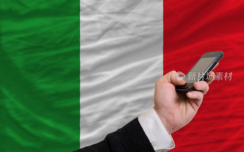 手机在意大利国旗前