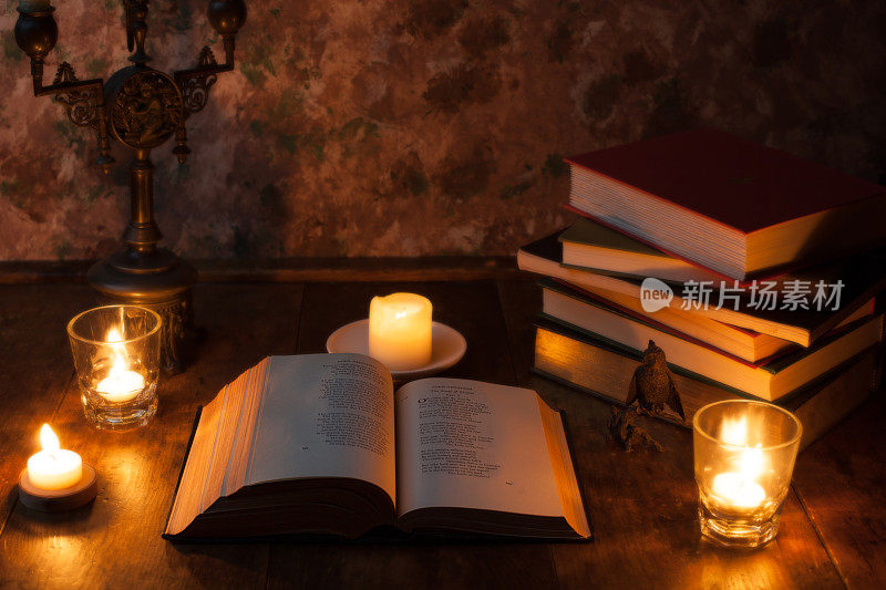 书籍和烛光