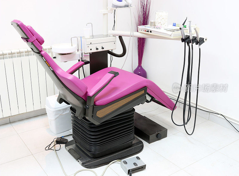 牙科诊所配有椅子和设备