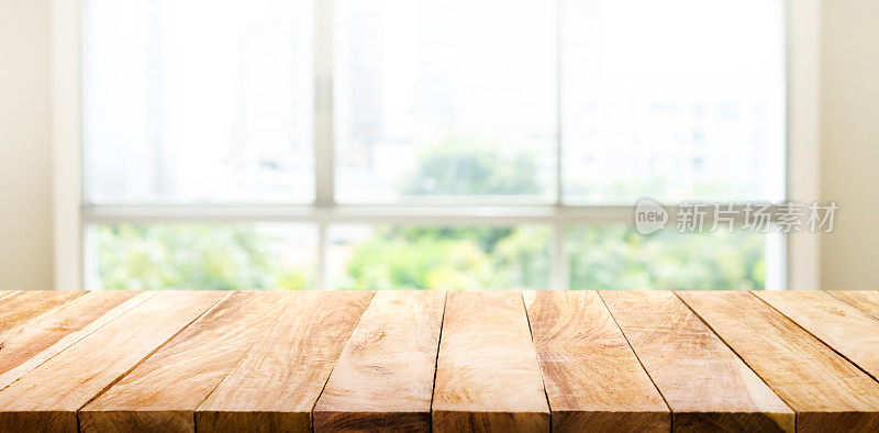 从窗口看，木质桌面模糊了绿色花园。