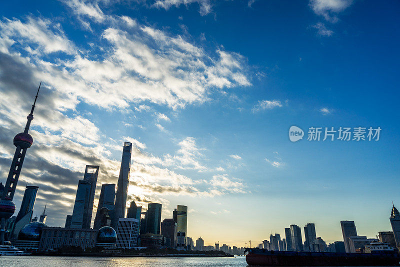 以黄浦江作为上海的地标