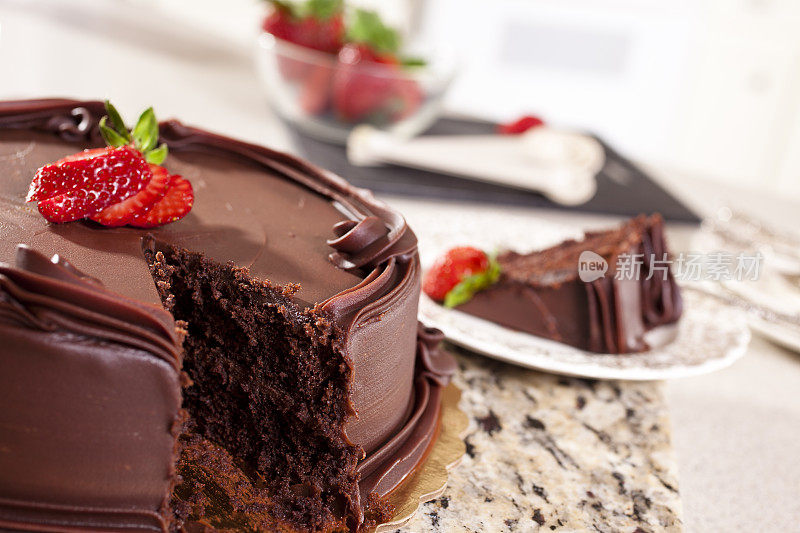 家庭厨房里的巧克力草莓蛋糕。