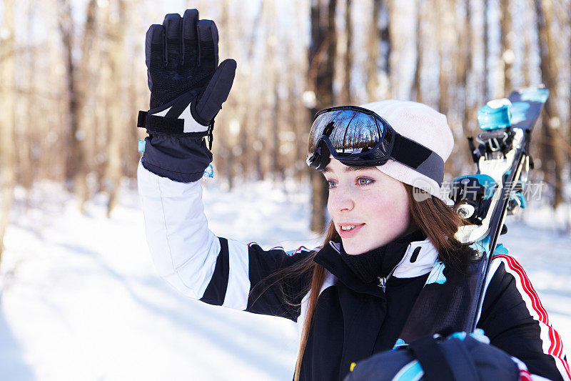 去滑雪。女孩欢迎的朋友。