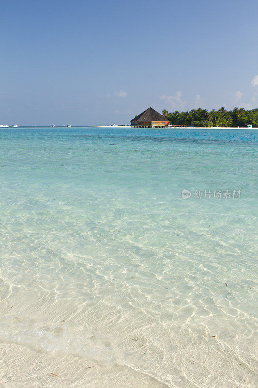 马尔代夫的豪华度假村，有晶莹的水