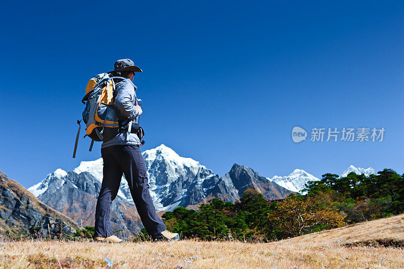 一位女游客正在眺望喜马拉雅山