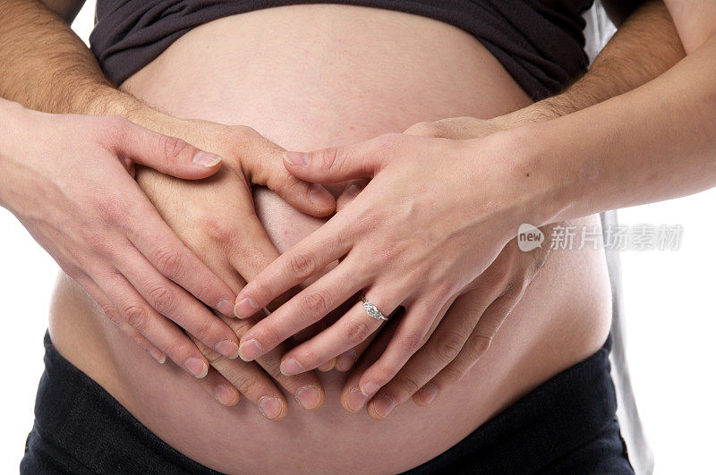 怀孕的肚子有两双手。