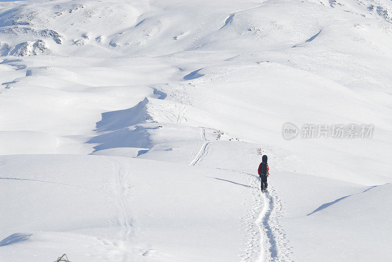 孤独的滑雪运动员在山上