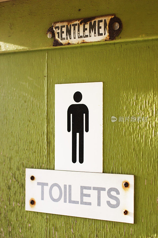 绿色的门通向公共厕所