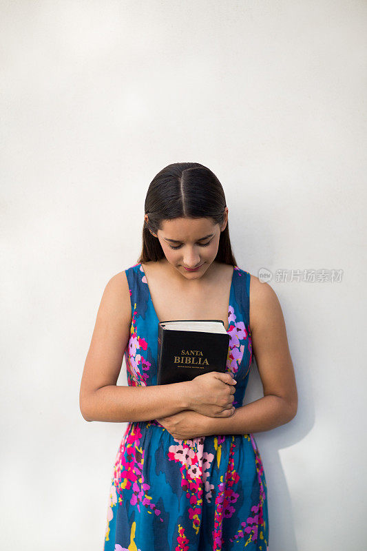 冷静的少女拿着一本圣经