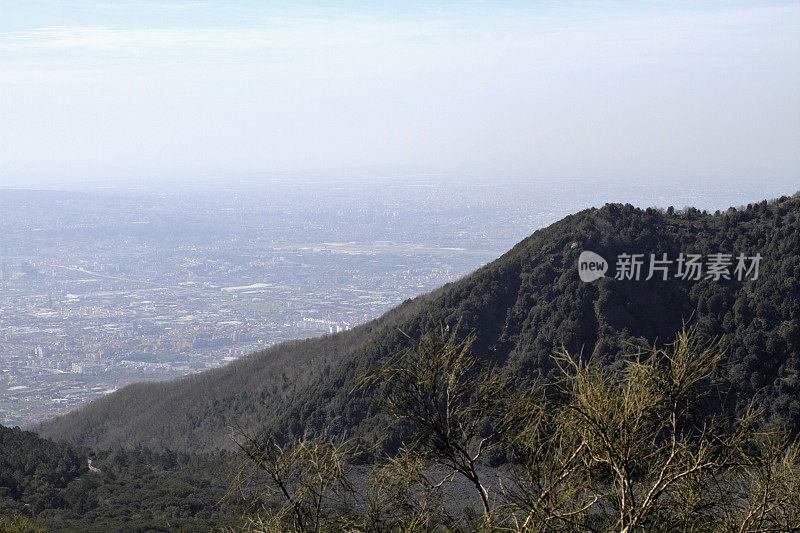 从维苏威火山俯瞰意大利的那不勒斯