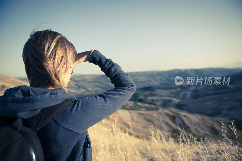 一个年轻的意大利女人在大自然中漫步