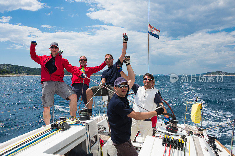 帆船队员庆祝胜利的正面照片