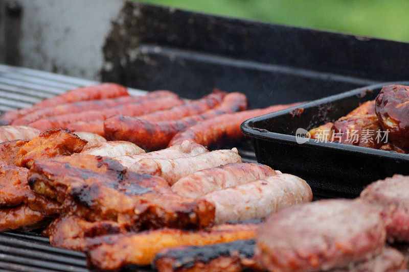 木炭烧烤形象，花园手推车烧烤架，香肠，汉堡，鸡肉