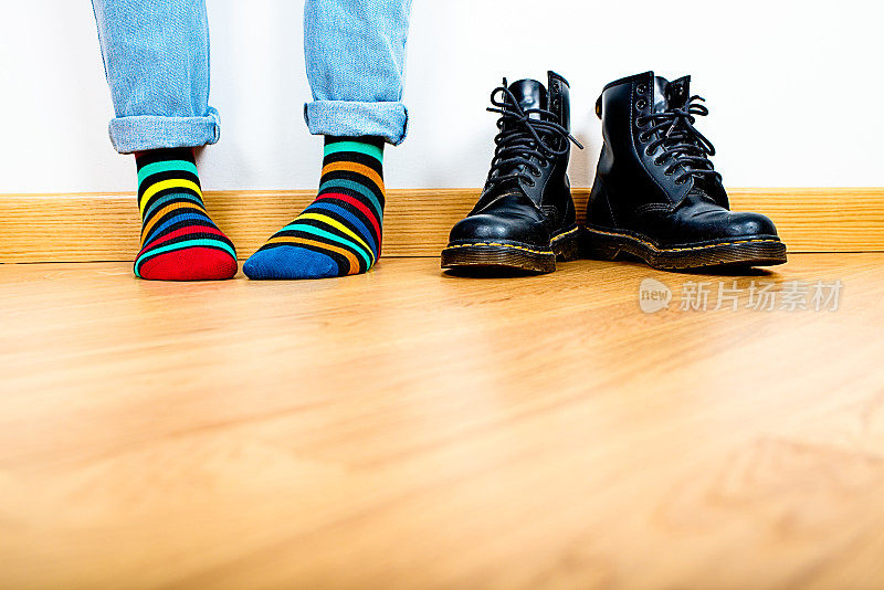 穿着彩色袜子和靴子的女人的脚