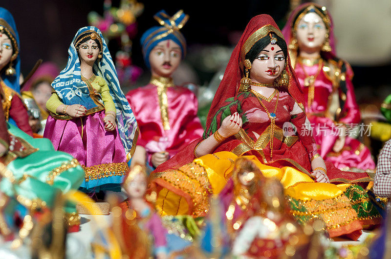 特写印度手工娃娃在市场摊位