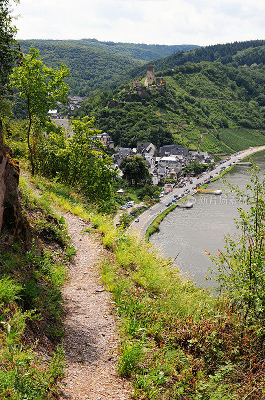 沿着贝尔斯坦村旁边的摩泽尔河徒步旅行