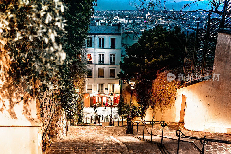 从蒙马特楼梯眺望巴黎的夜景