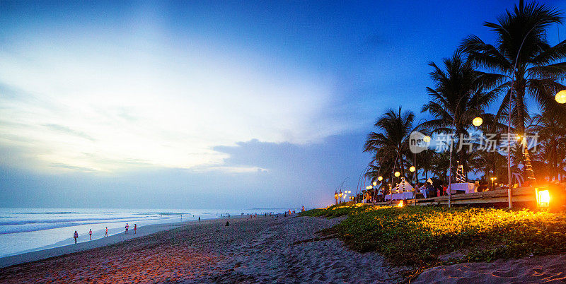 日落时分，巴厘岛巴厘岛海滩场景
