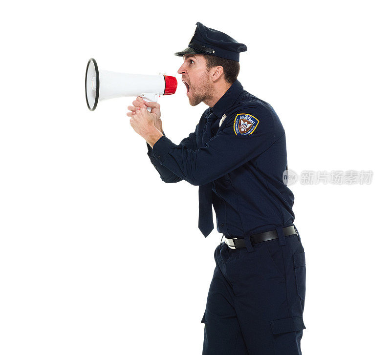 警察用扩音器喊叫