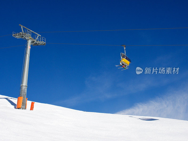 滑雪者在升降椅