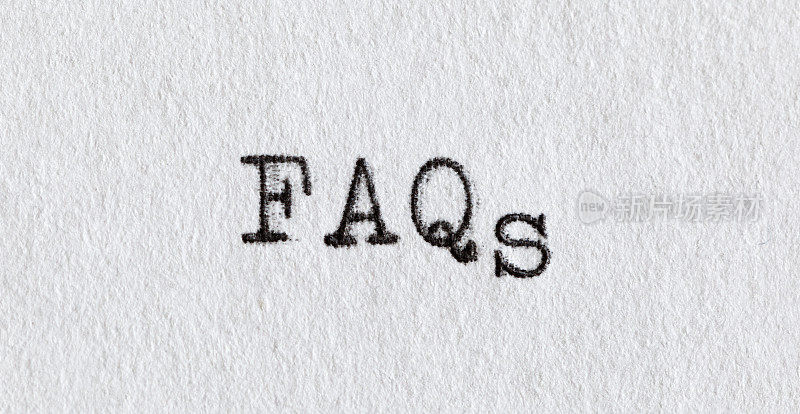 用旧打字机在白纸上写FAQ。