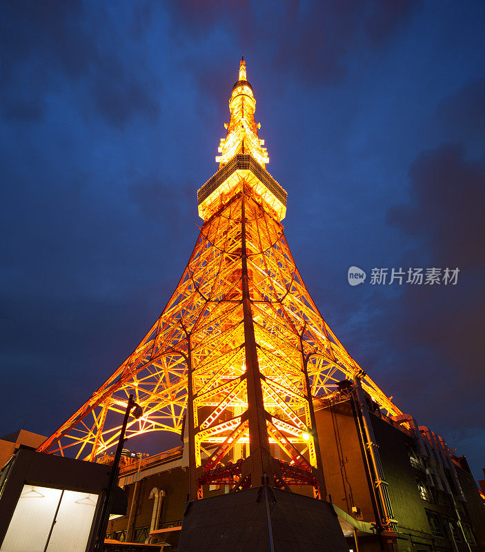 东京塔在黄昏低角度观看与戏剧性的天空