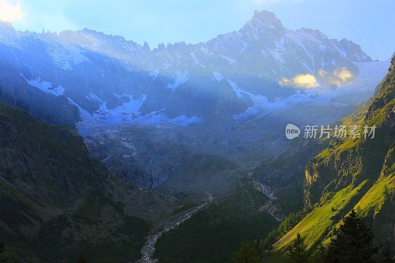 勃朗峰的针，河流，戏剧性的黄金日出，瑞士瓦莱州坎顿