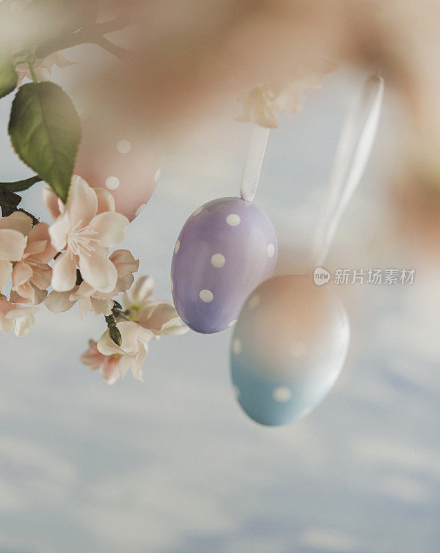 复活节彩蛋形的装饰物，用花朵挂在树上