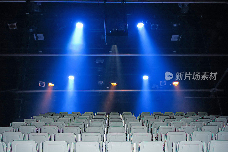 剧院的后排座位被照亮了——五颜六色的泛光灯