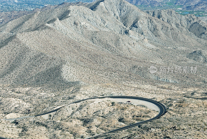 加州科切拉山谷的弯曲公路