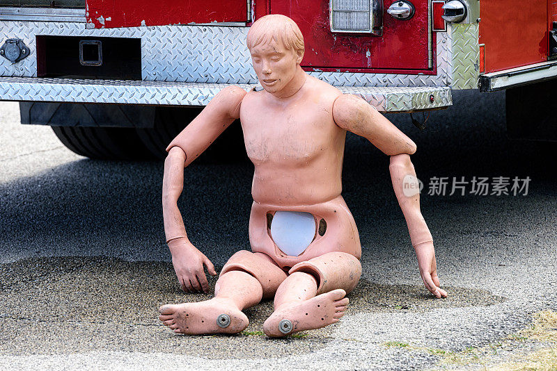 CPR人体模型靠在消防车上