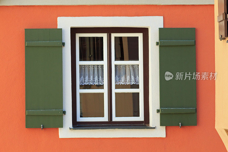 中弗兰科尼亚，巴伐利亚-老式窗户与绿色木制百叶窗