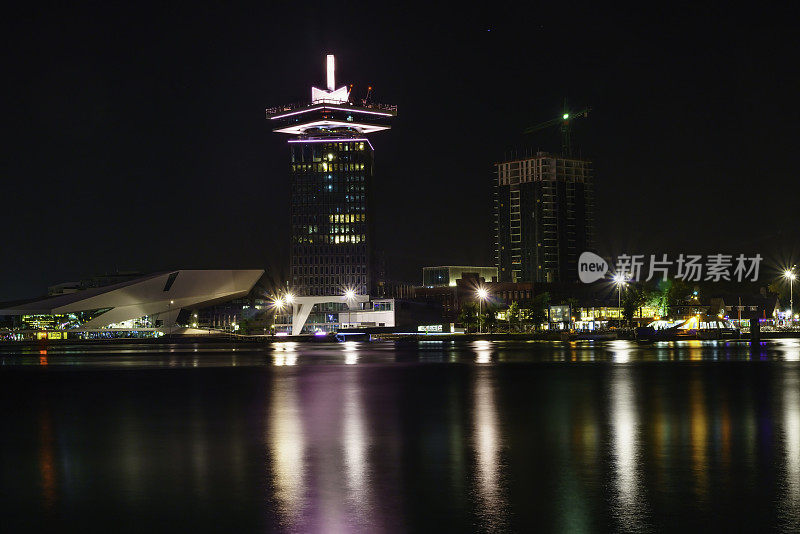 夜间的港口商场