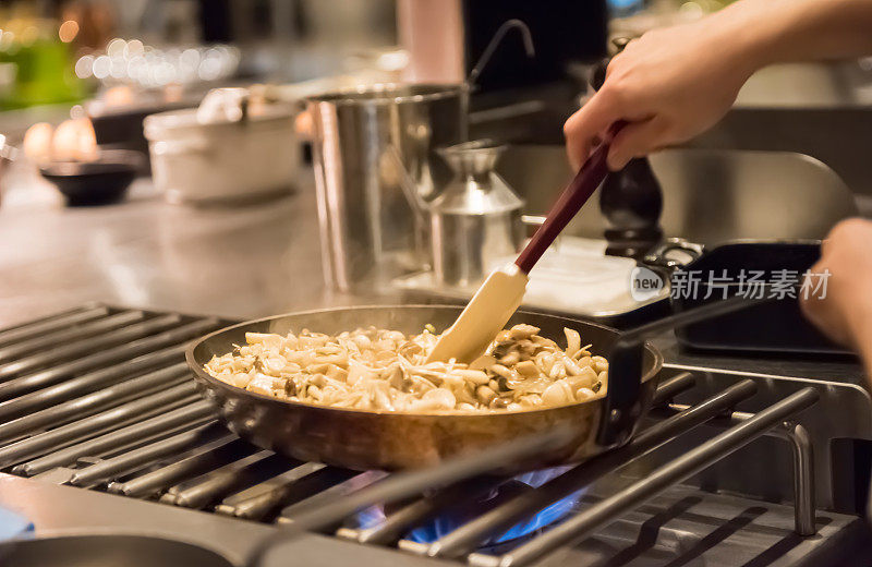 厨师准备食物