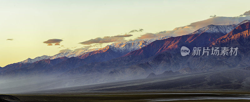 早晨的沙漠山全景