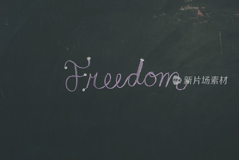 黑板上写着“自由”
