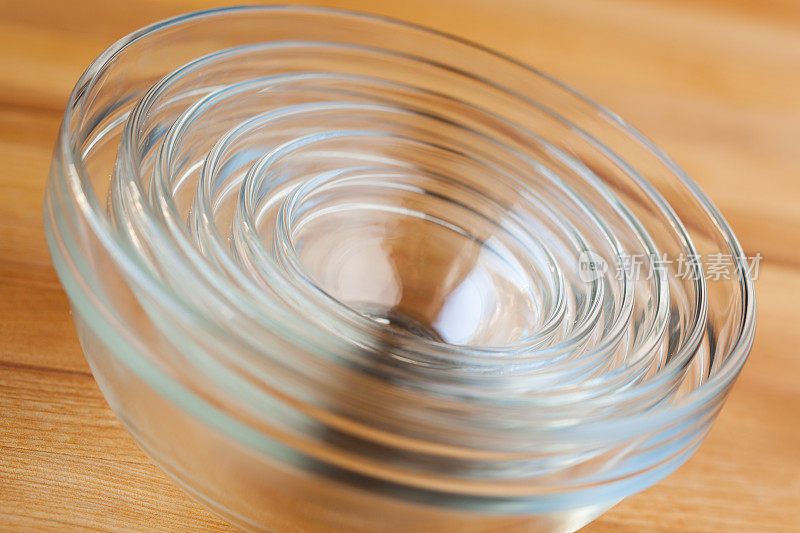 堆叠一组经典的玻璃搅拌碗