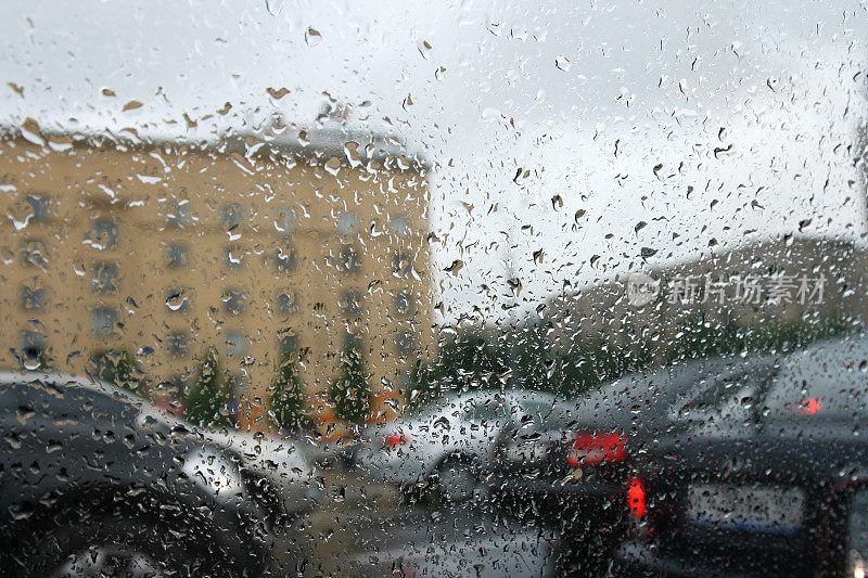 车窗外的雨。