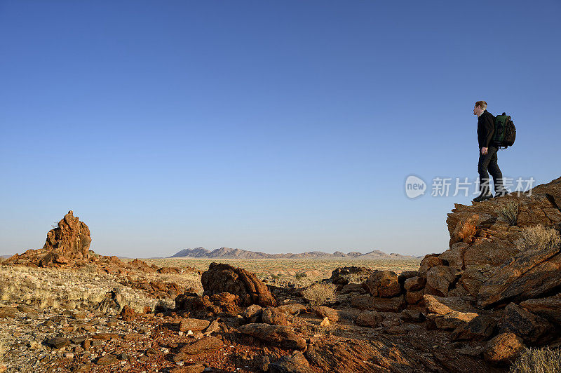 徒步旅行者欣赏纳米比亚的风景