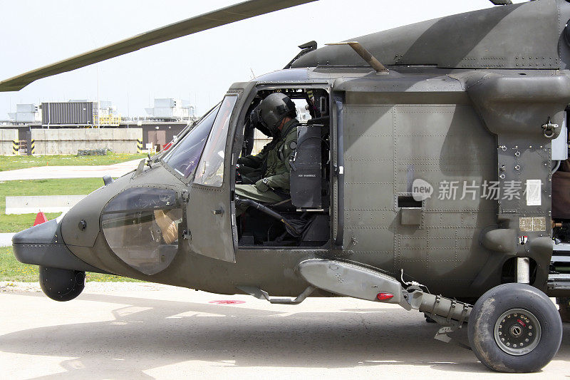 黑鹰直升机飞行员准备执行任务