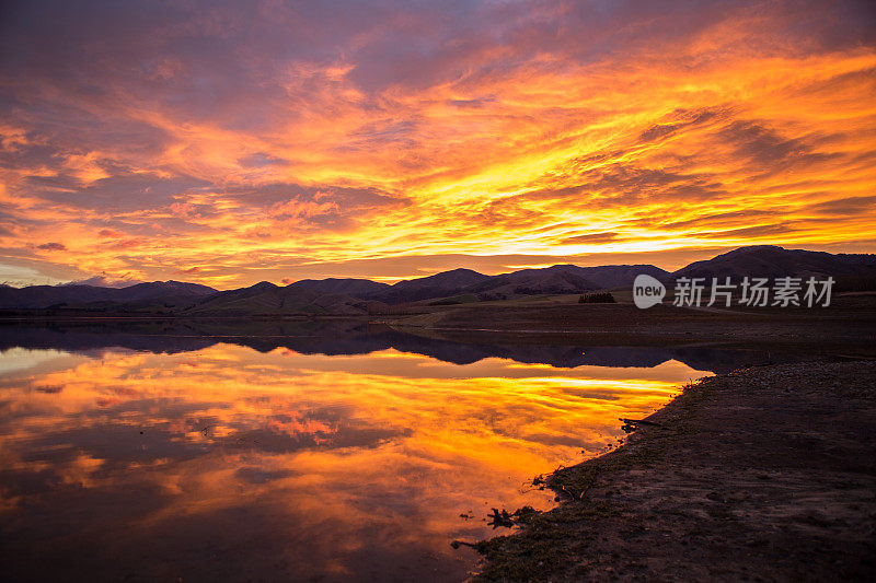 山湖景观壮观，天空着火