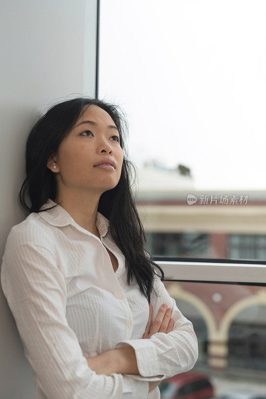 乐观迷人的亚洲女商人站在年轻的学生窗口自信