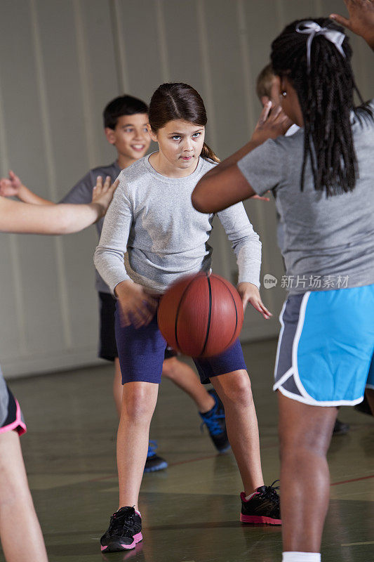 孩子们打篮球