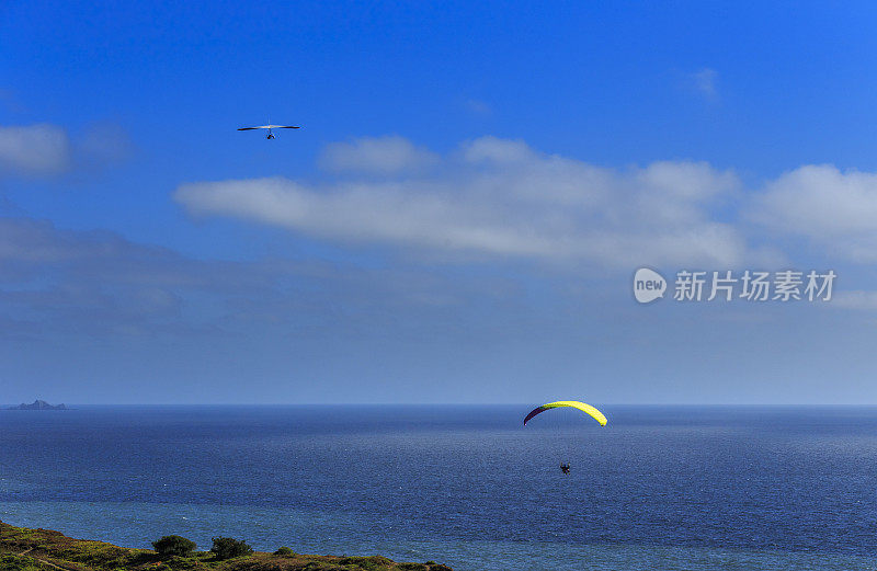 在加州旧金山的海景上空跳伞