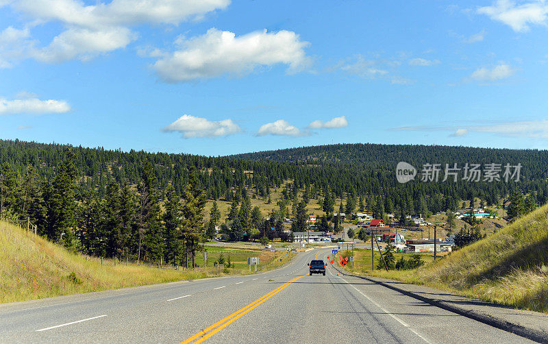 加拿大农村，有高速公路通往小镇